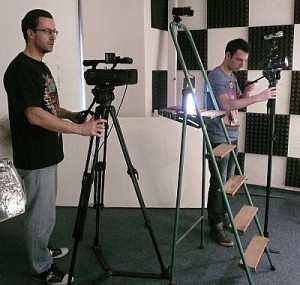 Producent Marek Dobeš a kameraman Daniel Momany ve filmovém studiu.